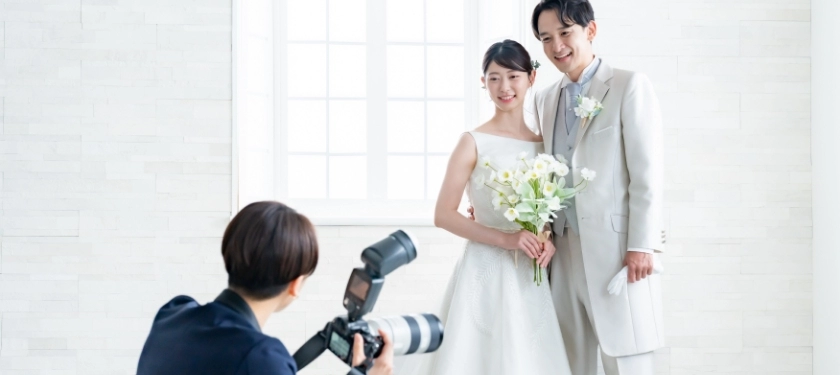 正装で写真を取る夫婦