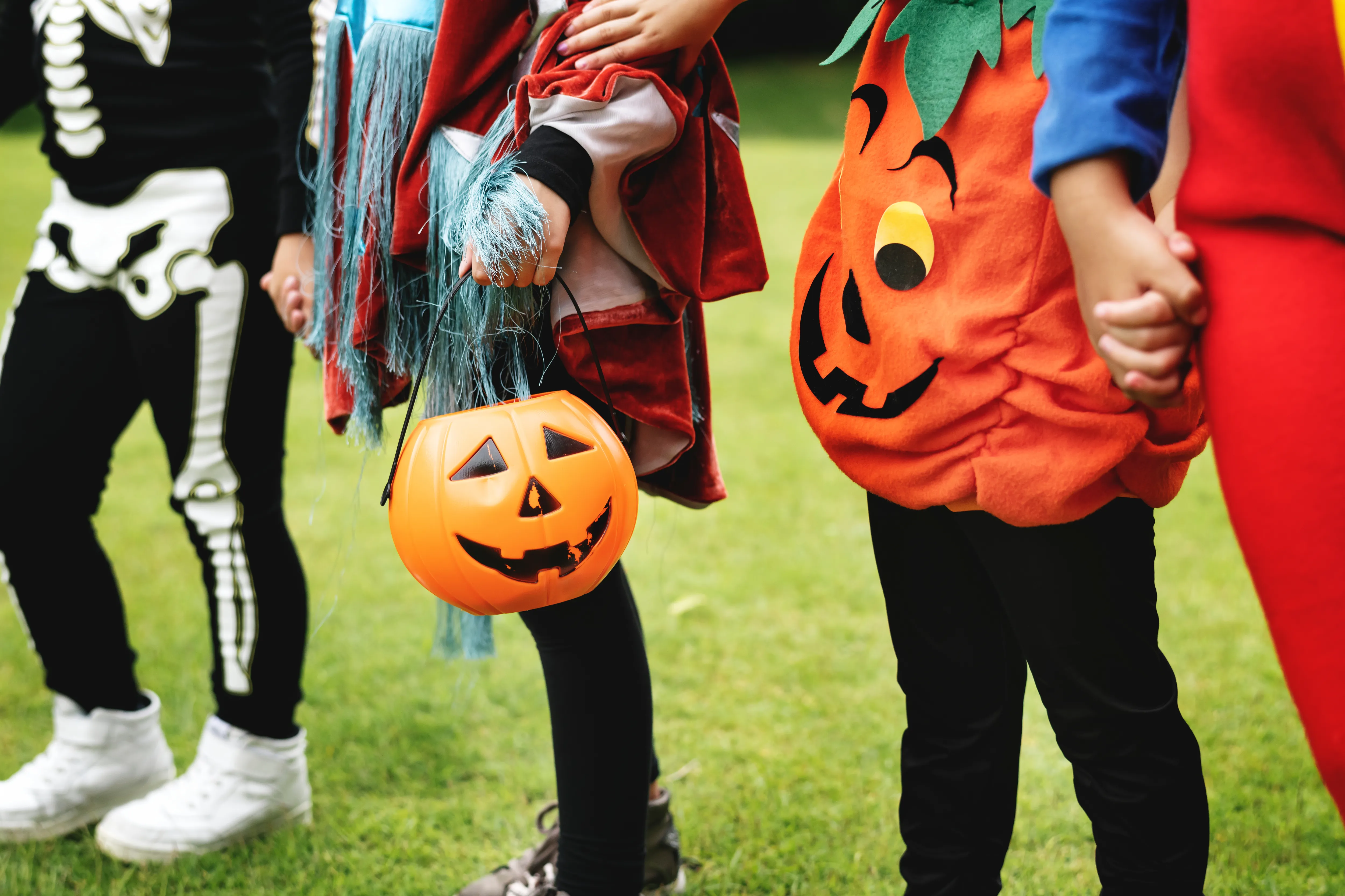 ハロウィンでお菓子を配るのが伝統になった理由や配り方