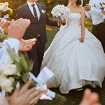 結婚式の二次会はどんな感じ?女性・男性別の服装やゲームの景品をご紹介!