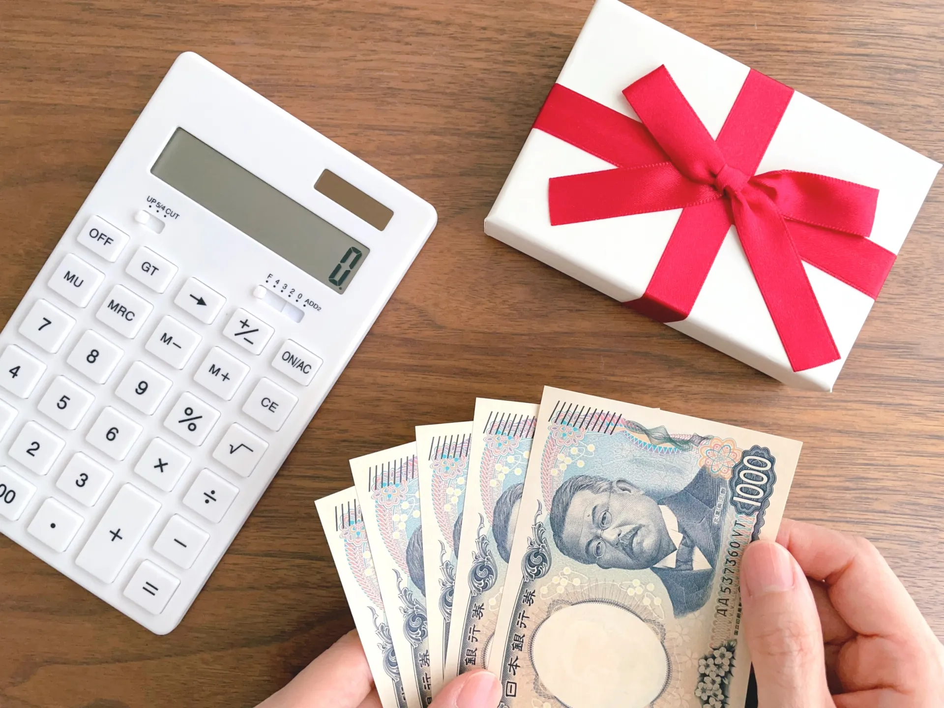 結婚祝いに1万円もらったら?結婚内祝いの相場は「3分の1~半額」が目安