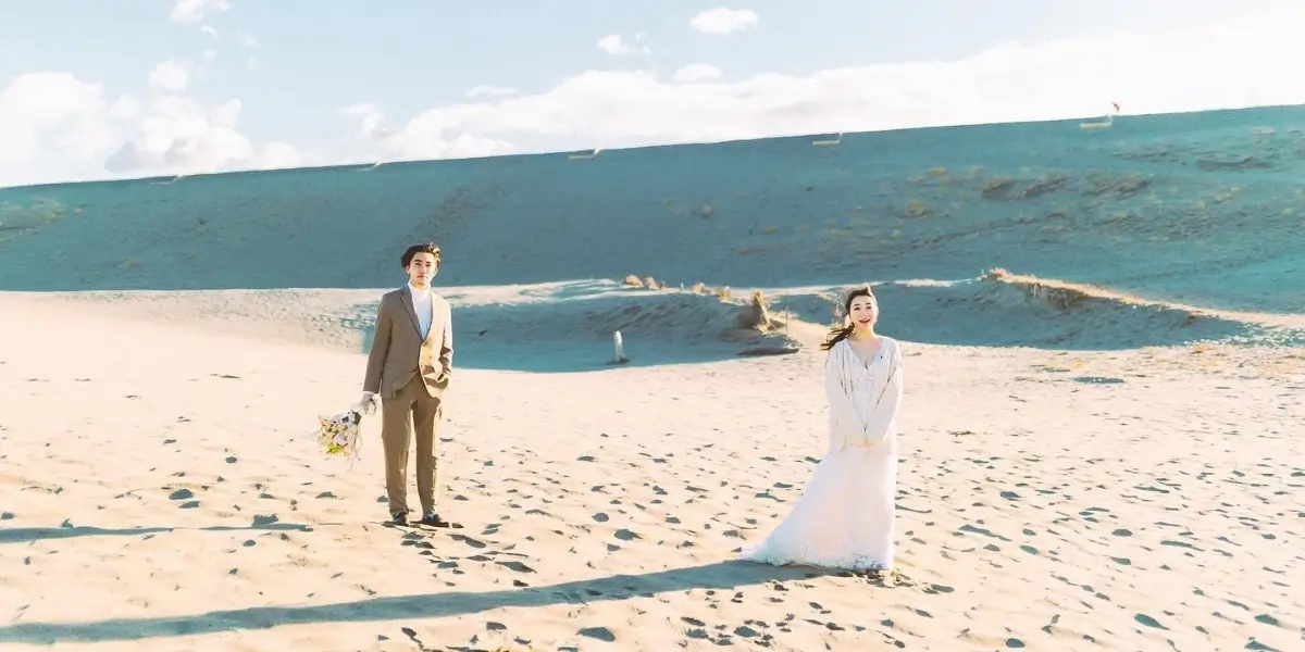 ビーチで戯れる新郎新婦