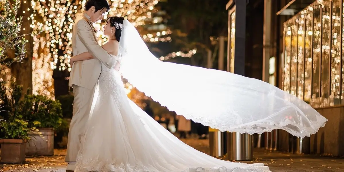 街並みの新郎新婦