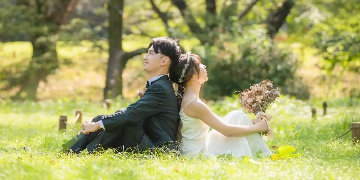 公園での新郎新婦