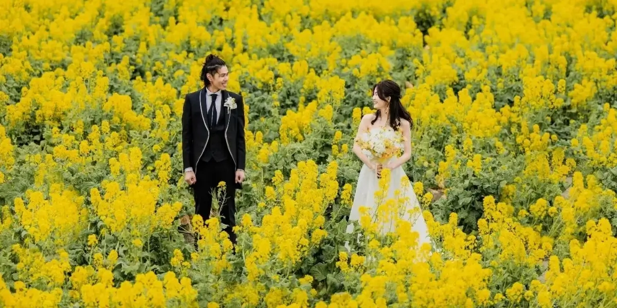花畑で戯れる新郎新婦