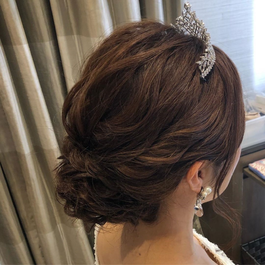 なたはどのヘアスタイル アクセサリーに合わせたブライダルヘアのアレンジまとめ ピア花 Piahana