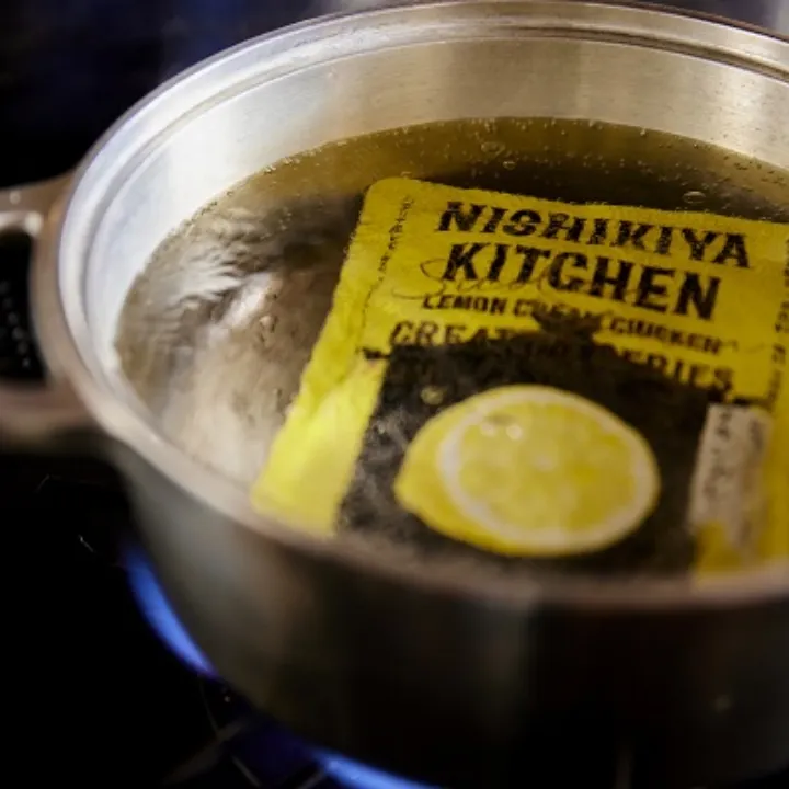 レトルトパウチを鍋で温めるイメージ