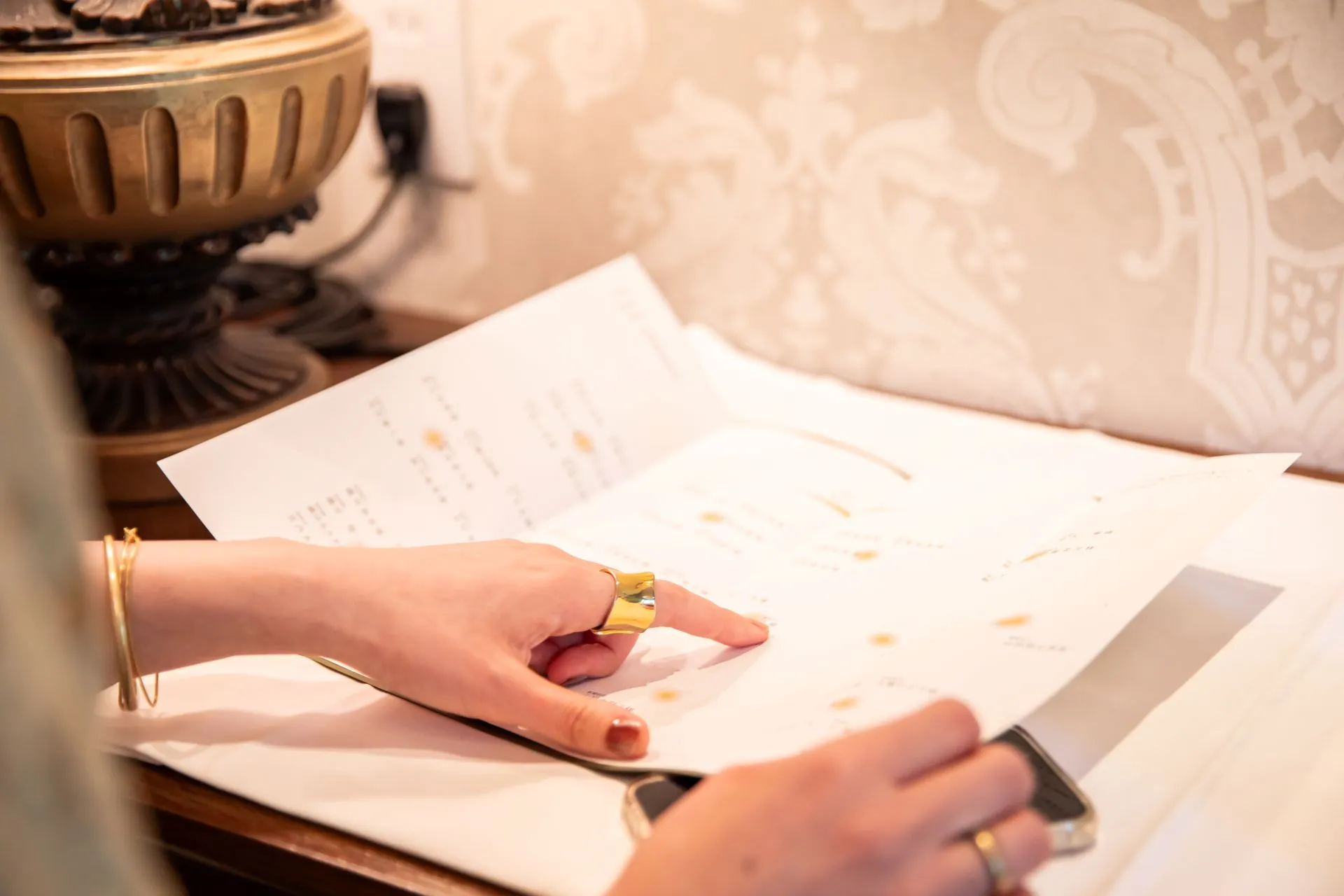 導入前に確認！エスコートカードのデメリットと解決策