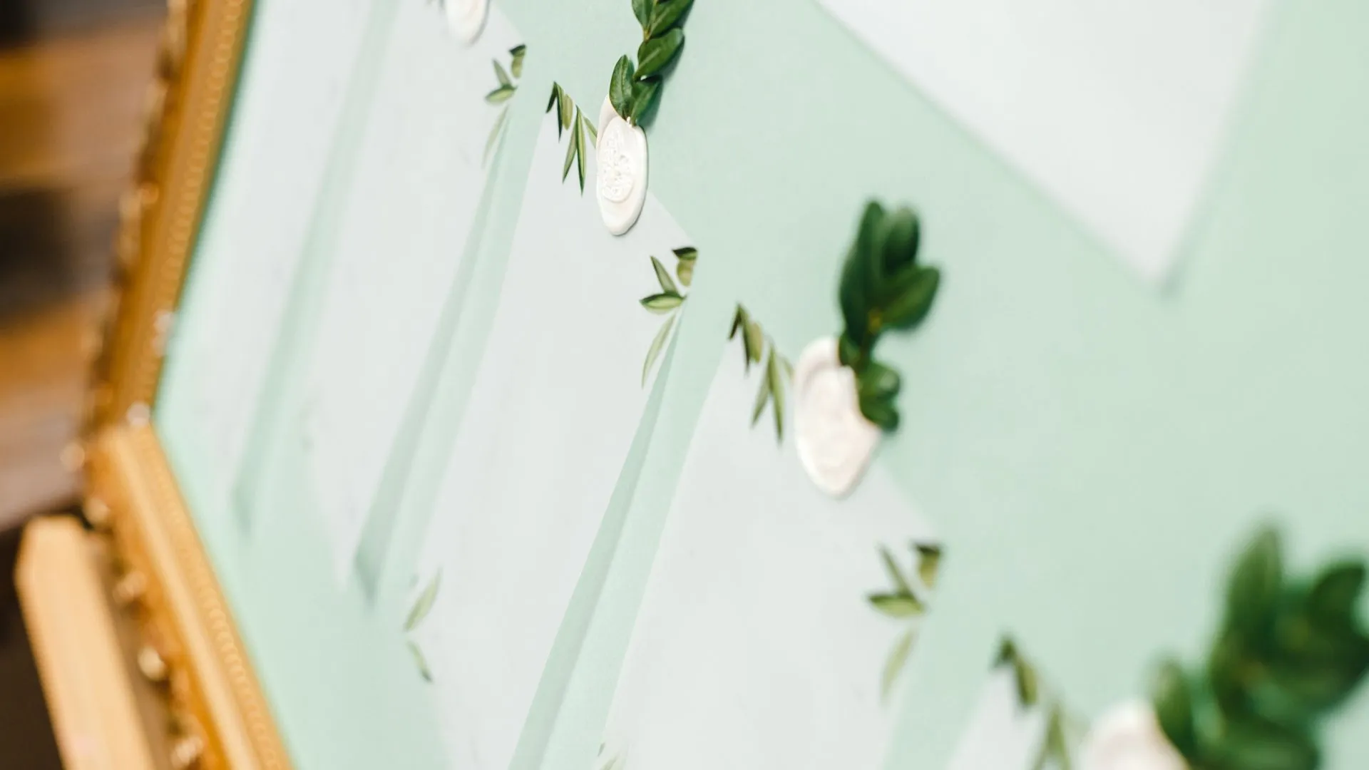 麻紐や木製ピンチを使って吊るす・貼る