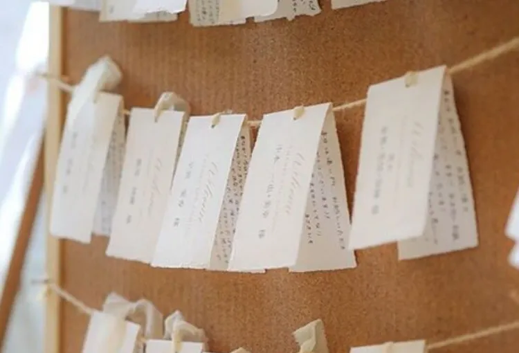 麻ひもに掛けられたエスコートカード