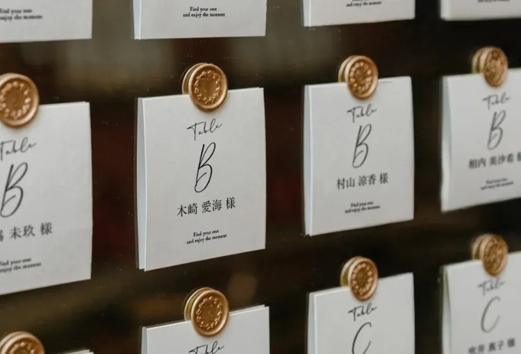 シールで留められたエスコートカード