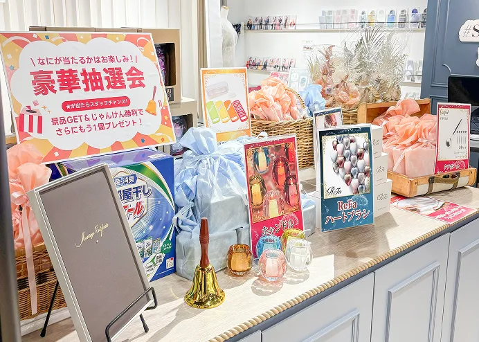 豪華景品が並ぶハズレなし抽選会のディスプレイ