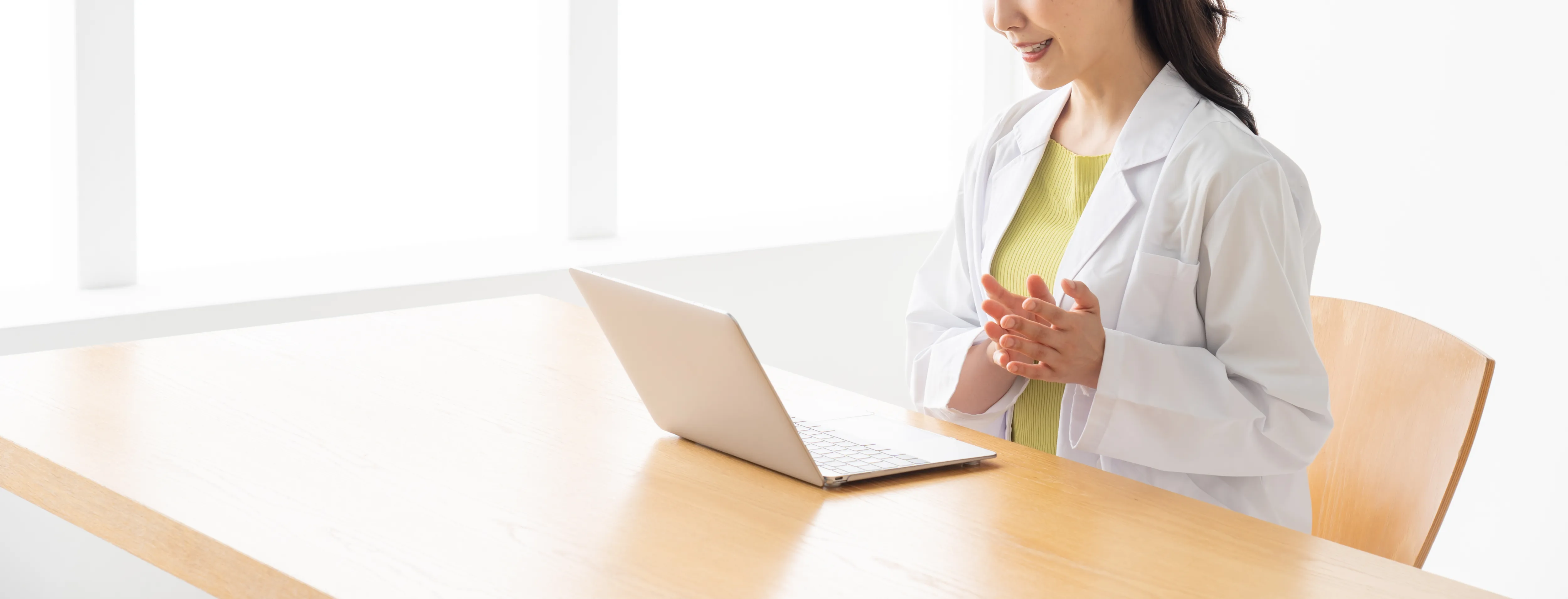 アプリやオンライン診察といったサービス例を紹介