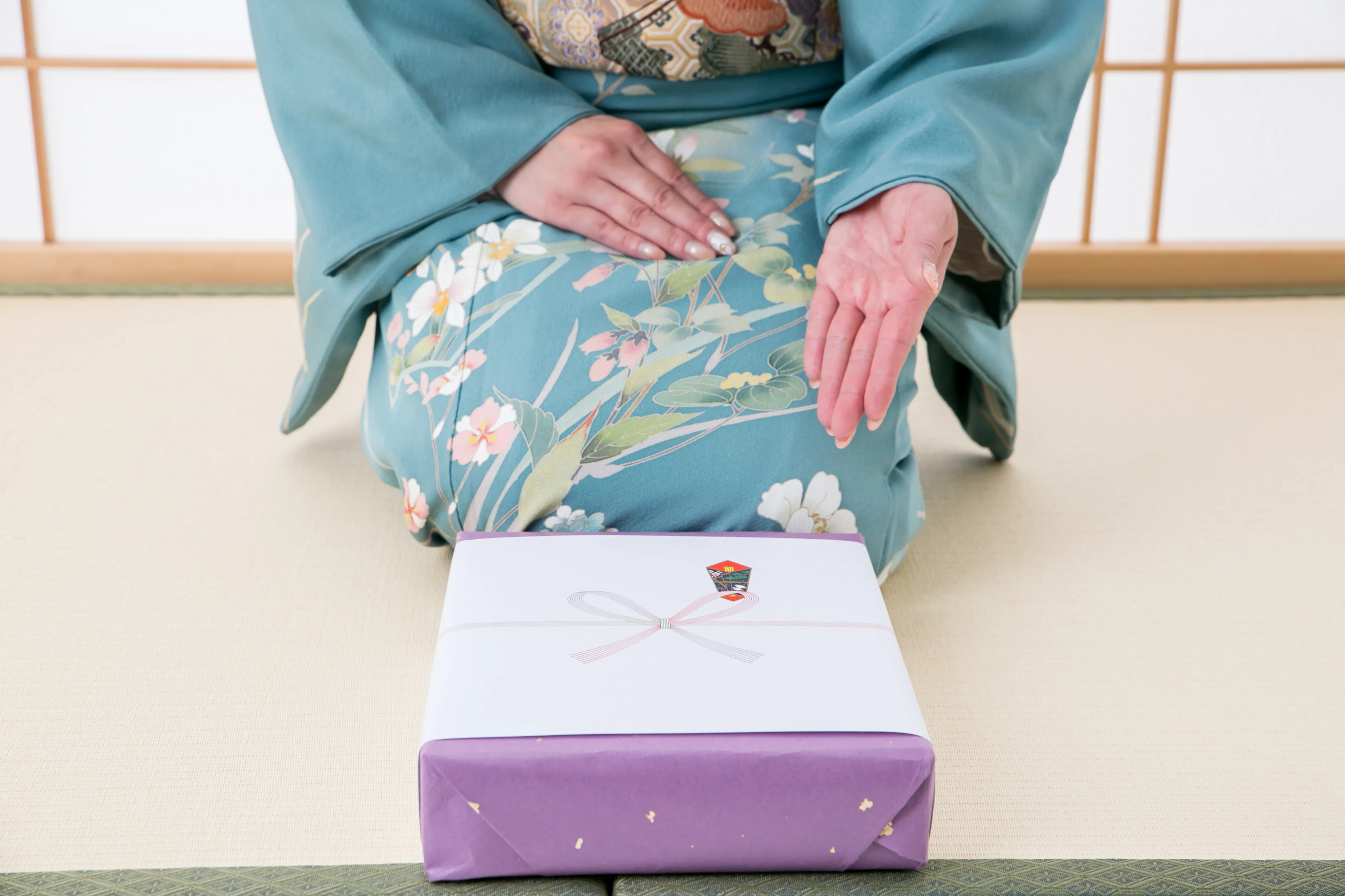 職場や自宅で内祝いを直接手渡しするときの渡し方と注意点
