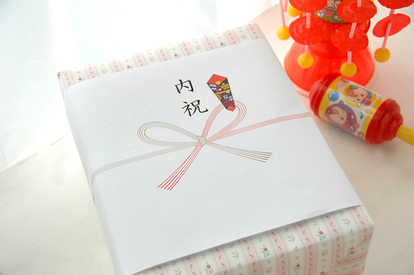 出産内祝いは品物だけ贈るとマナー違反になるの？