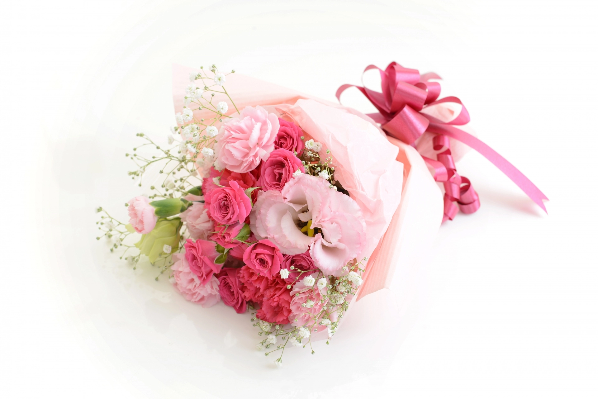 母の日に花をプレゼントするなら贈る相手によって鉢植えと花束を贈り分けよう