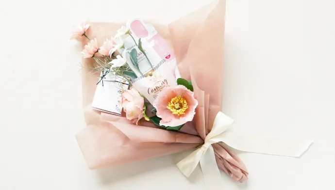 第2位 ピンクのプチギフト＋美容マスク付きコスメお菓子ブーケ