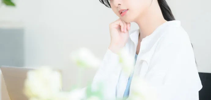 お菓子ブーケの仕上がりに悩む女性