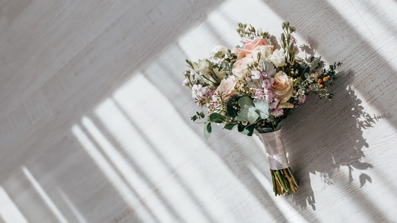 1. クラッチブーケ｜ナチュラルでおしゃれな印象に