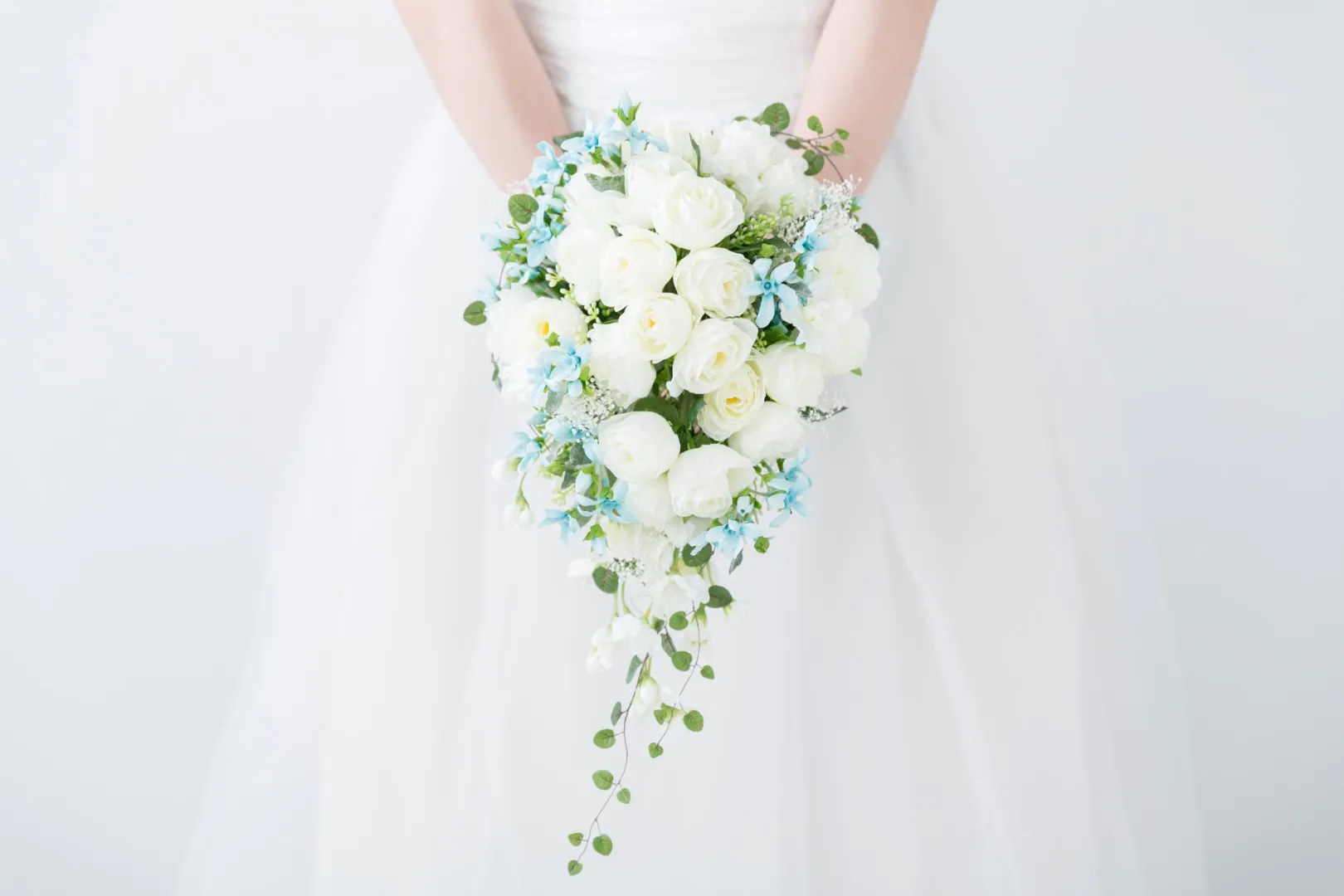 3. キャスケードブーケ｜上品でエレガントな花嫁姿を演出