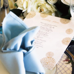 メニュー表と席札を一体型したペーパーアイテムでおしゃれ結婚式なテーブルコーデに！