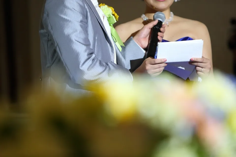 花嫁の手紙を読む新婦