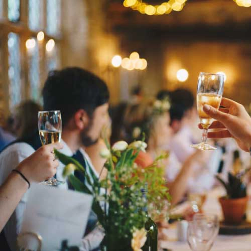 余興ムービーで新郎新婦にお祝いを！感動から面白いアイデアを紹介