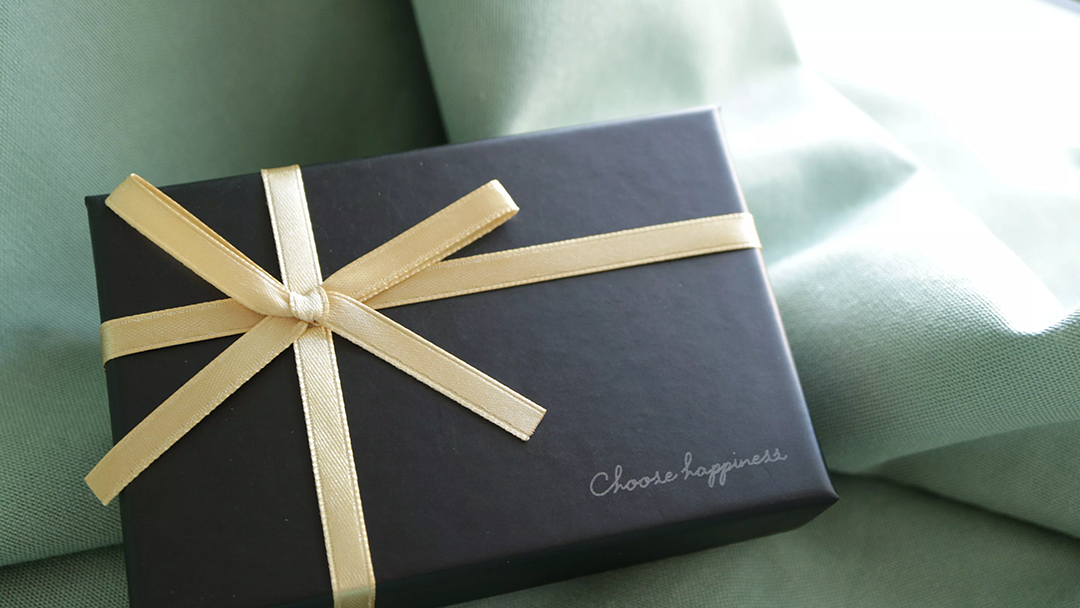 
両親の金婚式に贈るプレゼントとは？人気のお花や旅行ギフトから実用的な品までご紹介