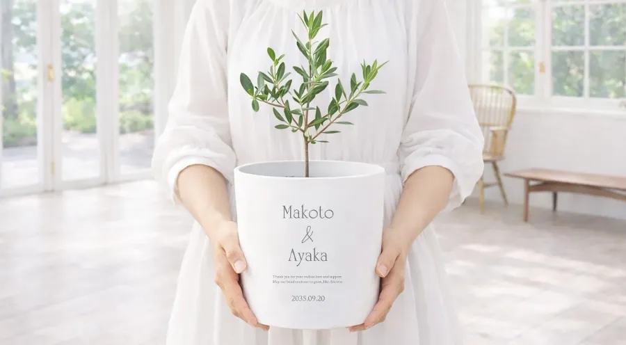 植物ギフト 室内で鉢を手に持ったイメージ