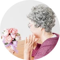 祖父母へ写真と一緒に記念品を