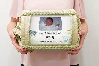 俵型体重米を両手で受け取ったイメージ