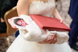 おくるみ体重米を抱いているイメージ