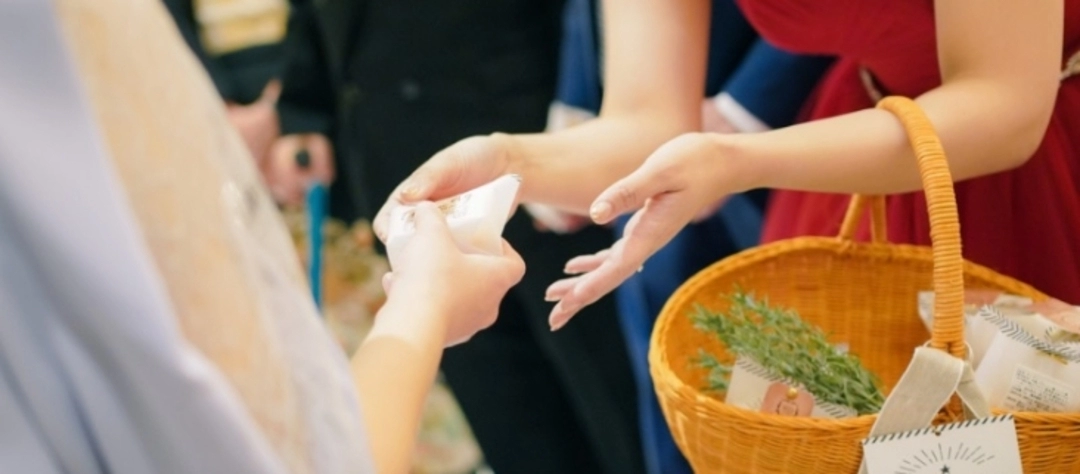 結婚式のプチギフトとは？引き出物とどう違う？