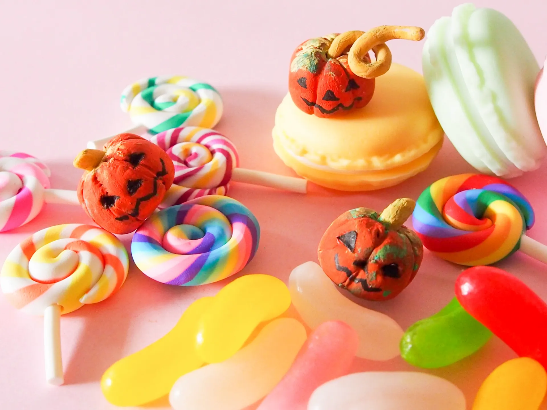 ハロウィンにお菓子を配るなら手作りと市販どちらを選ぶ？
