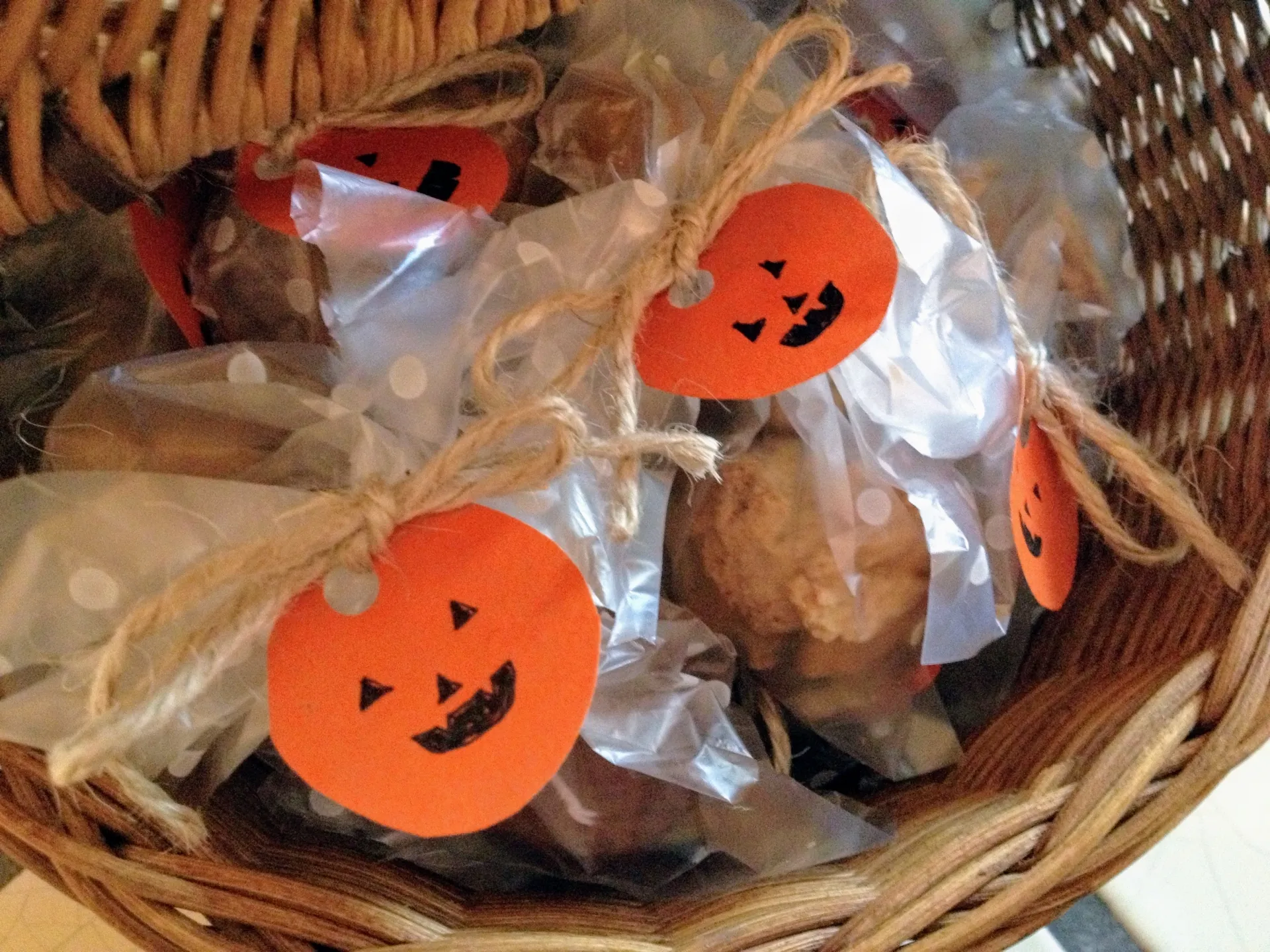 ハロウィン仕様の配りやすいお菓子のラッピング方法