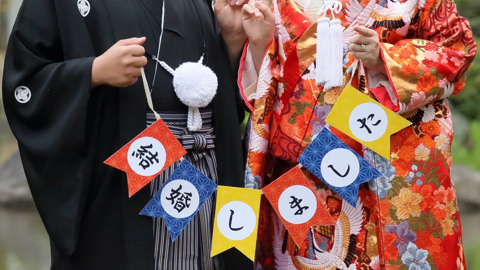 結婚しましたのガーランドを持つ新郎新婦