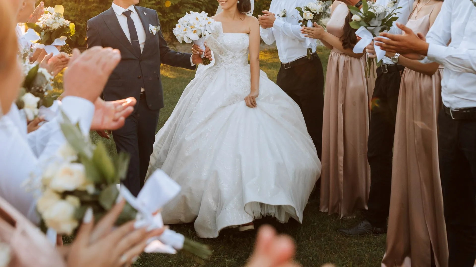 結婚式の二次会はどんな感じ？女性・男性別の服装やゲームの景品をご紹介！