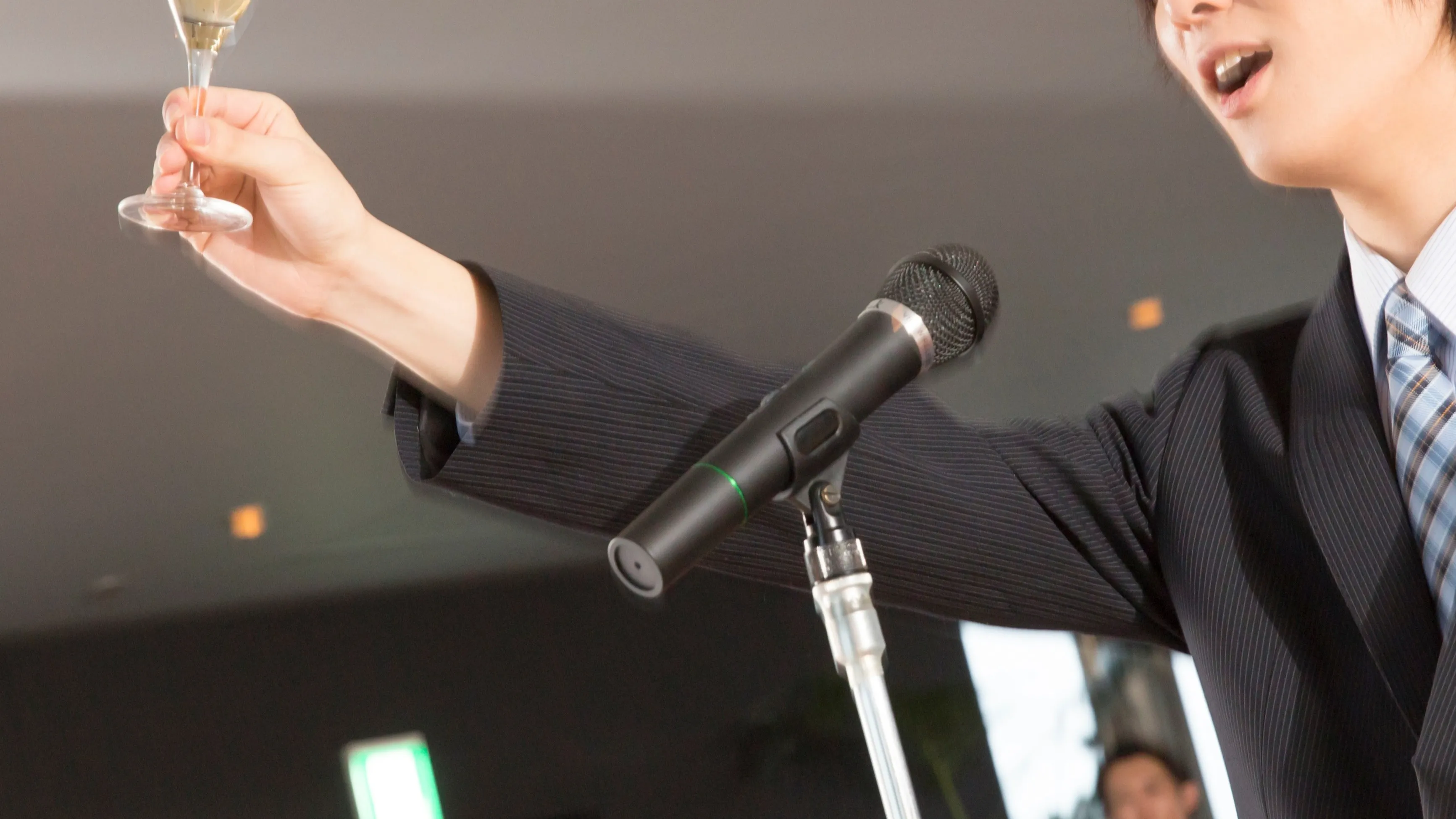 忘年会の挨拶例文をご紹介！乾杯から中締め・締めまで面白いスピーチのコツを解説