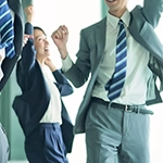 忘年会の盛り上がるゲーム20選！座ってできる・大人数のチーム対抗ゲームをご紹介