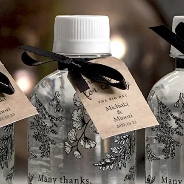 サンクスウォーターのボトルにリボンで結ばれたサンクスタグ