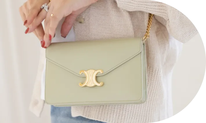 レンタルしたショルダーバッグを身に着けている