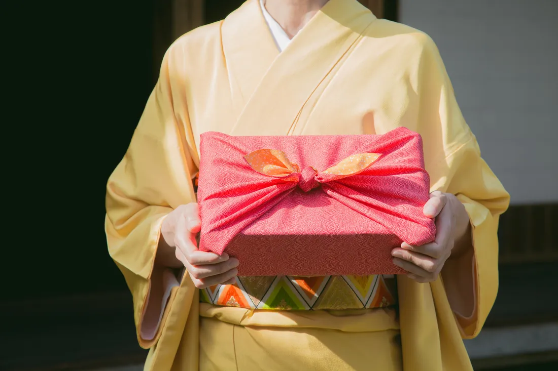 風呂敷包みを持つ女性