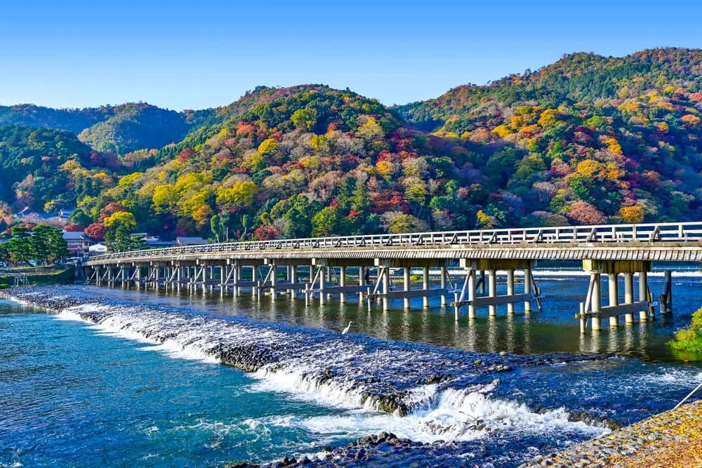 紅葉が始まる山々と橋