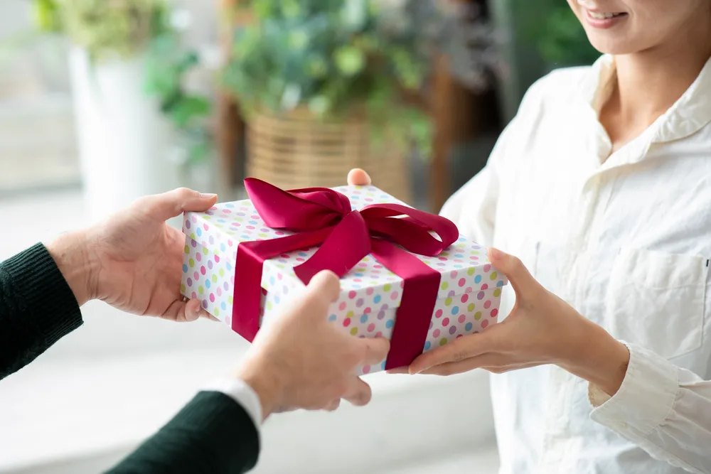 手渡しするプレゼント