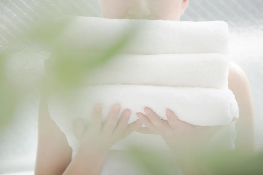 ふわっとしたタオルに触れて