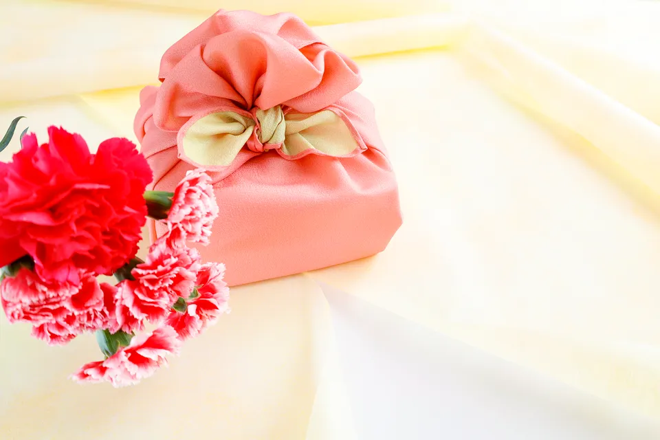 風呂敷包みされた結婚内祝いギフト