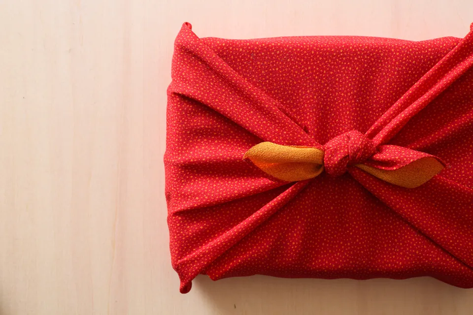 風呂敷に包まれた贈り物