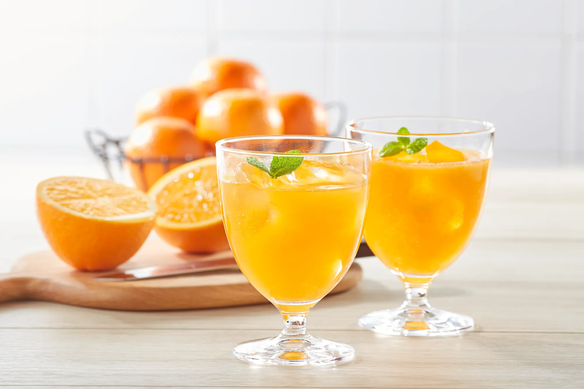 オレンジを絞った100％ストレートジュース
