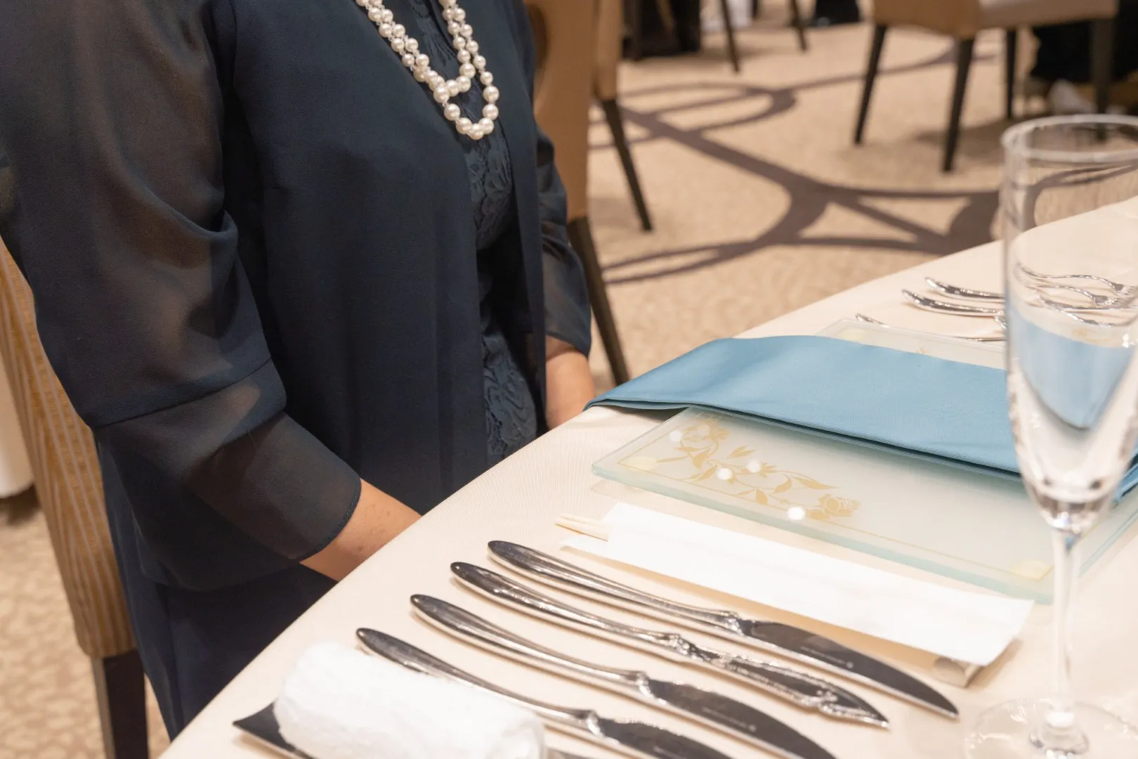 秋の結婚式にお呼ばれされたゲストのドレスマナー