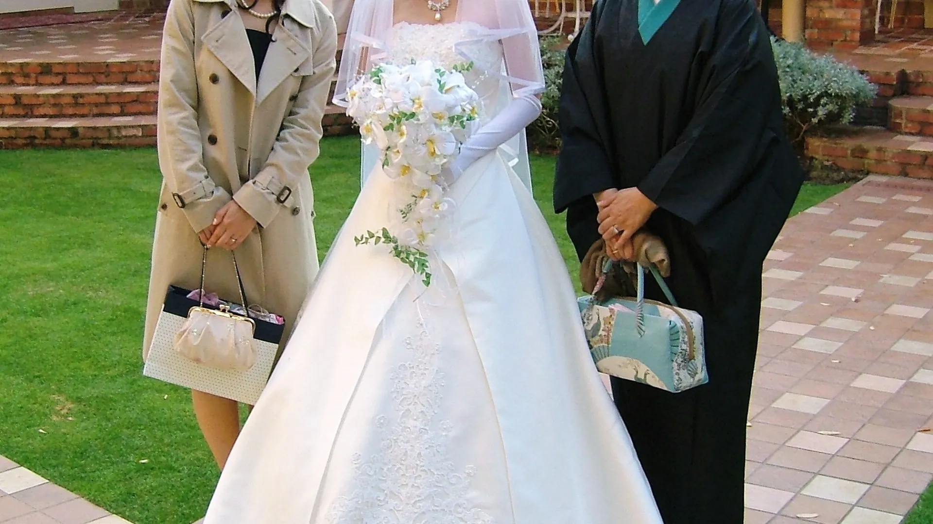秋の結婚式の寒さ対策|おすすめの上着・羽織もの