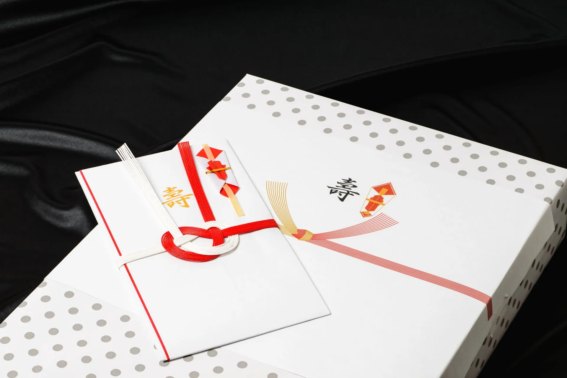 引き出物のマナーの基本！金額相場・贈り分け・熨斗（のし）